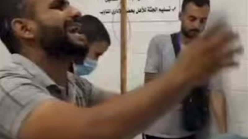 ابن يزف امه بعد استشهادها