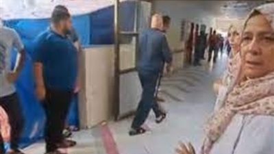طبيبة فلسطينية تنهار لقدوم ابنتها مع المصابين في القصف