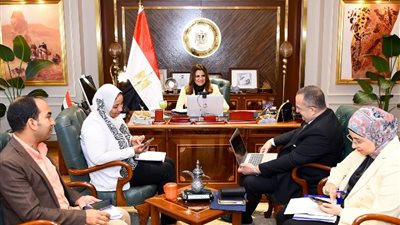 وزيرة الهجرة تلتقي خبيرا مصريا لبحث إنشاء مركز متخصص في جراحات الأجنة
