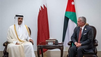 ملك الأردن يلتقى أمير قطر ويدعو المجتمع الدولي لوقف النار في غزة
