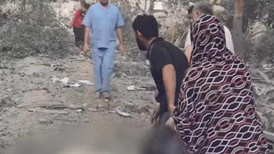 انهيار شاب فلسطيني بعد العثور على أشلاء والدته