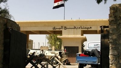 مصدر أمني: إغلاق معبر رفح أمام الأجانب بسبب استهداف إسرائيل لسيارات الإسعاف
