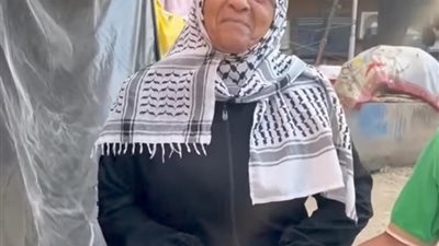 في ظل القتل الدموي الإسرائيلي.. فلسطينية تخاطر بحياتها لإنقاذ عصافيرها