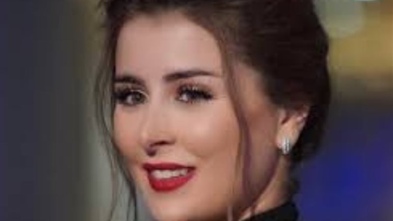 الفنانة عائشة بن أحمد