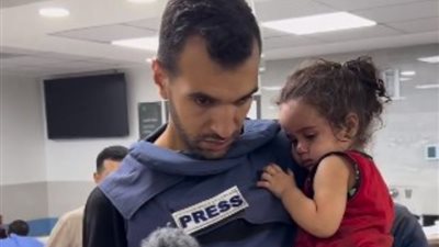 صحفي فلسطينى ينشر مشهدا مأساويا لطفلة تبحث عن أهلها فى غزة