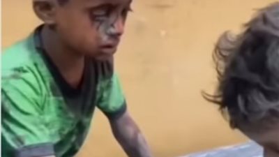 شاهد طفل فلسطيني يرتجف داخل أحد المستشفيات بعد إنقاذه من تحت الركام