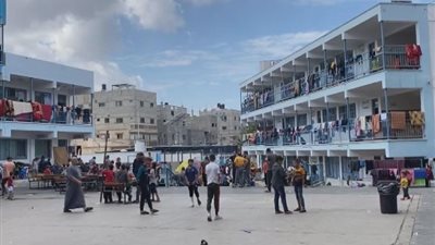 غرف مشتركة تجمع 60 شخصًا.. هكذا يعيش الفلسطينيون في مدارس الإيواء
