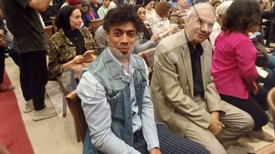 محمد فهيم يفوز بجائزة أفضل شخصية مسرحية بمهرجان شرم الشيخ الشبابى