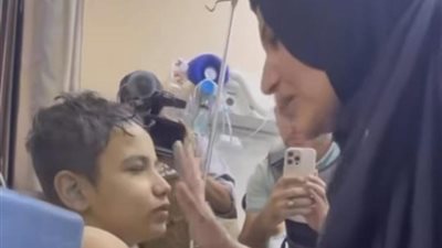 أم فلسطينية تحتضن طفلها بعد النجاة من القصف.. فيديو