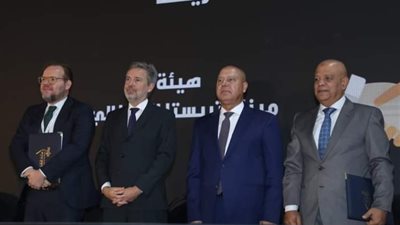 منها خدمات الملاحة وتوطين الصناعة .. «النقل» توقع مذكرات تفاهم مع شركات عالمية