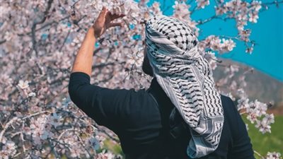 رمز الصمود.. الشال الفلسطيني يغزو العالم العربي حاملا رسائل عديدة