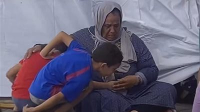 جدة تحتضن أحفادها بعد نجاتهم من قوات الاحتلال في فلسطين