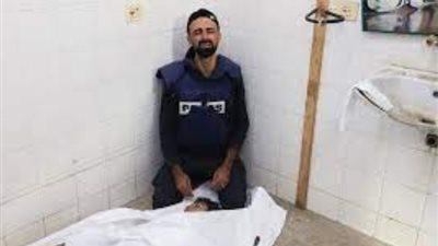 الصحفي محمد العالول يودع أبناؤه وأشقاؤه فى قصف إسرائيلي بالمغازي