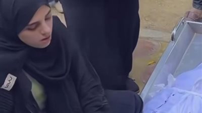 سيدة فلسطينية تودع والدتها بعد استشهادها.. فيديو