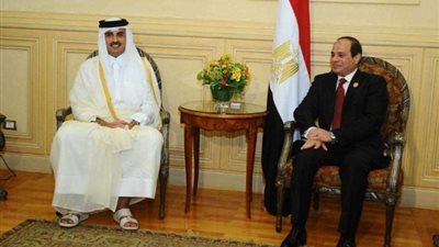 الرئيس السيسي يستقبل أمير قطر بمطار القاهرة
