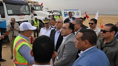على ضفاف بحيرة قارون.. رئيس الوزراء يشهد اصطفافاً لمعدات مراكز الفيوم