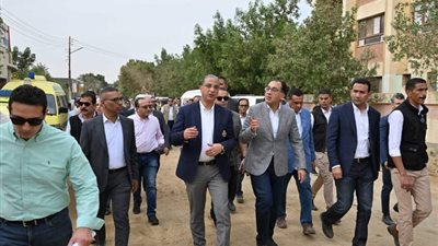 رئيس الوزراء يتفقد مشروعات «حياة كريمة» في قرية الريان بالفيوم