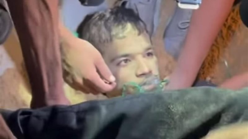 شاب فلسطيني يخرج من تحت الأنقاض