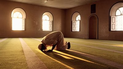 قبل الجهاد وبر الوالدين.. أفضل مواقيت للصلاوات الخمس