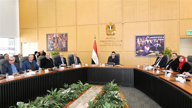 وزير الإسكان مع رؤساء أجهزة المدن الجديدة