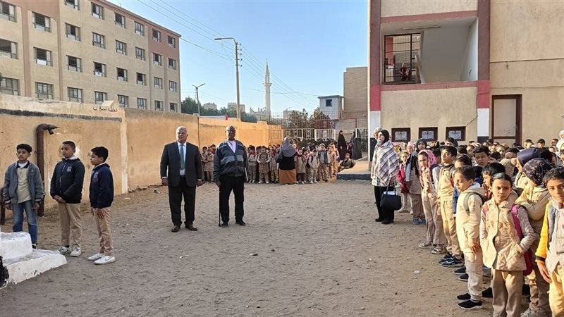 الدكتور خالد قبيصى وكيل وزارة التعليم اثناء الجولة 