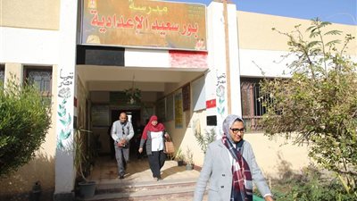 في جولة مفاجئة.. نائب محافظ الوادي الجديد تتفقّد عددا من المدارس بقرى الخارجة 