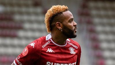 لعنة الزمالك تصيب الجابوني أرون بوبيندزا واللاعب مهدد بالإيقاف