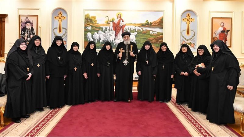 البابا تواضروس مع رئيسات أديرة الراهبات 