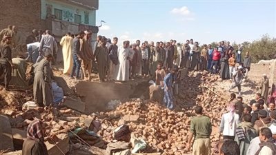 إنقاذ أول طفل من تحت الإنقاض.. انهيار عقار 3 طوابق في أسيوط