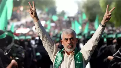 شاهد.. فيديو جديد لـ يحيى السنوار قبل أيام من استشهاده