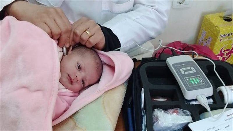 الكشف المبكر وعلاج ضعف وفقدان السمع لحديثي الولادة