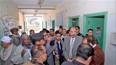 محافظ سوهاج يتفقد الوضع بالشارع ومستوى الخدمات المقدمة للمواطنين بالمنشاة