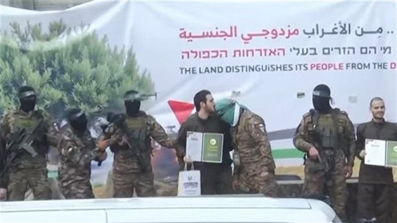 أحد المحتجزين يقبل رأس العنصر القسامي