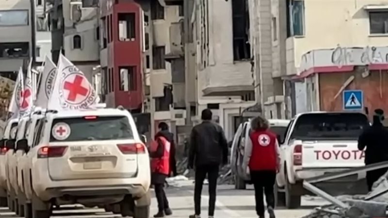 الصليب الاحمر يستلم المحتجز هشام السيد 