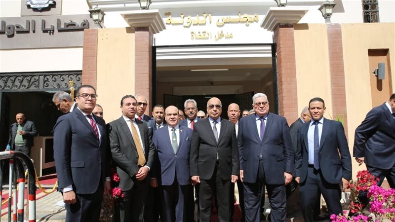 صورة من أمام مقر محافظة الغردقة