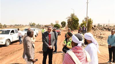 في جولة ميدانية.. محافظ أسوان يشدد على سرعة الانتهاء من الطريق الدائري