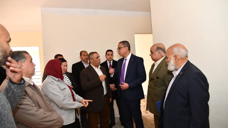 محافظ الفيوم اثناء تفقده الوحدات السكنية