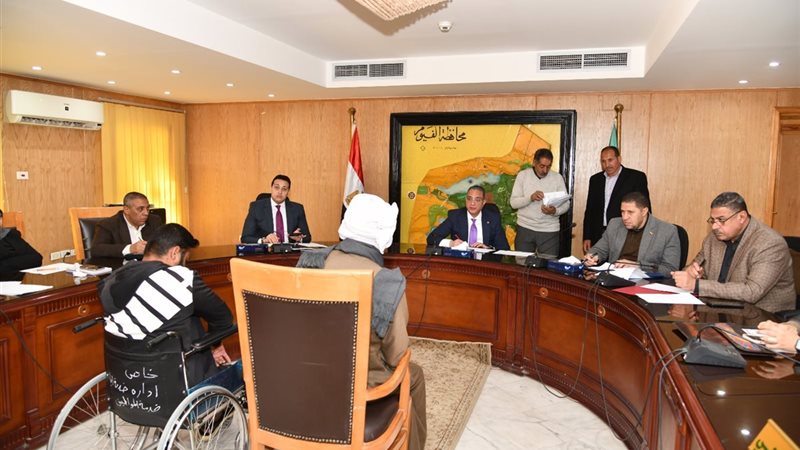 محافظ الفيوم أثناء لقاء لخدمة المواطنيين 