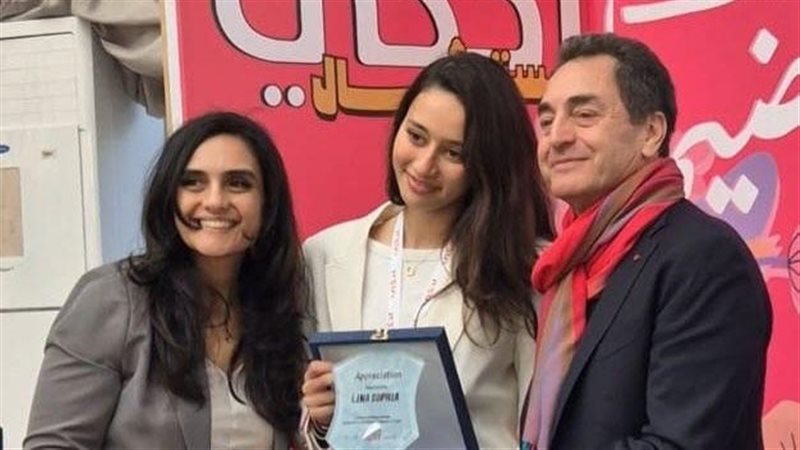 تكريم لينا صوفيا من السفير الفرنسي