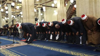 الآلاف يؤدون صلاة التراويح الأولى بشهر رمضان في الجامع الأزهر