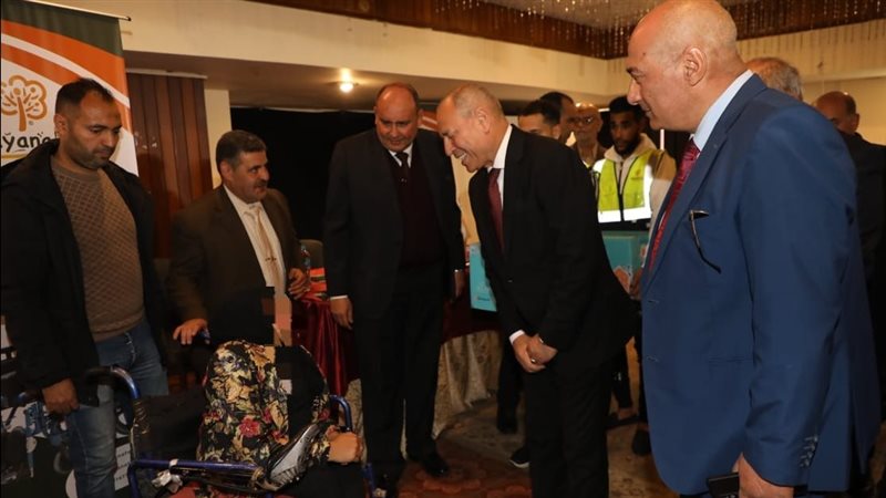 محافظ القاهرة يوزع 22 كرسيًا كهربيًا متحركًا على ذوى الهمم