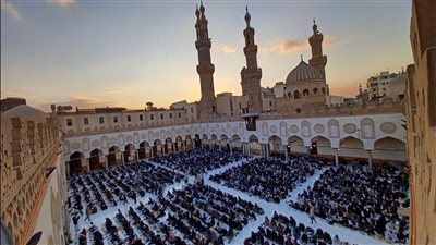 الأزهر يحتضن طلابه بمائدة إفطار محلية وعالمية في أول أيام رمضان (صور)