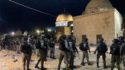 قوات الاحتلال تقتحم المسجد الأقصى وتجبر المصلين على مغادرته