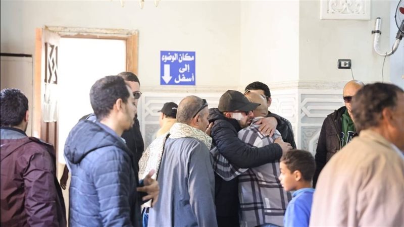أحمد السقا في جنازة والدة باسم سمرة