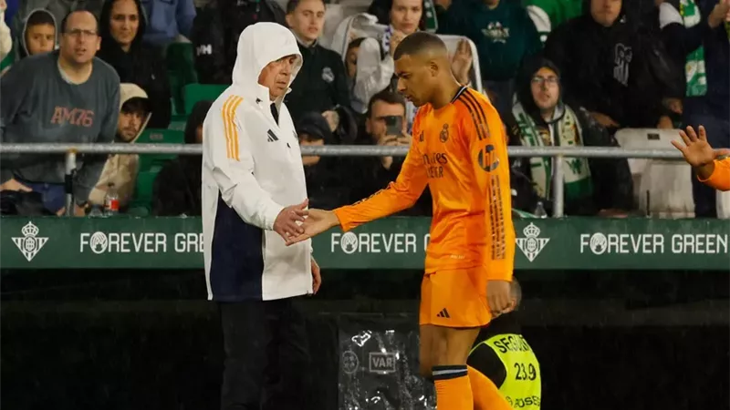 مبابي يصافح أنشيلوتي خلال مباراة ريال مدريد ضد ريال بيتيس