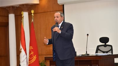 محافظ بورسعيد يتابع سير أعمال الشركة البريطانية للنظافة