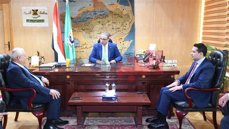 محافظ الفيوم أثناء الاجتماع