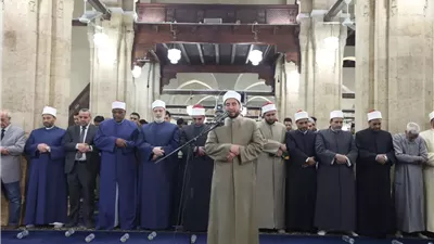 حكم الفتح على الإمام إذا أخطأ في القراءة أثناء الصلاة؟ ..الإفتاء تجيب