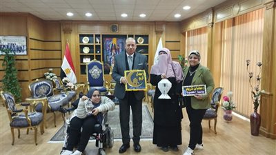 رئيس جامعة المنصورة يشاهد نماذج من أنشطة ذوي الهمم المعاد تدويرها