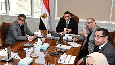 وزير الإسكان يتابع العمل بقطاع الشئون المالية والإدارية بهيئة المجتمعات العمرانية 